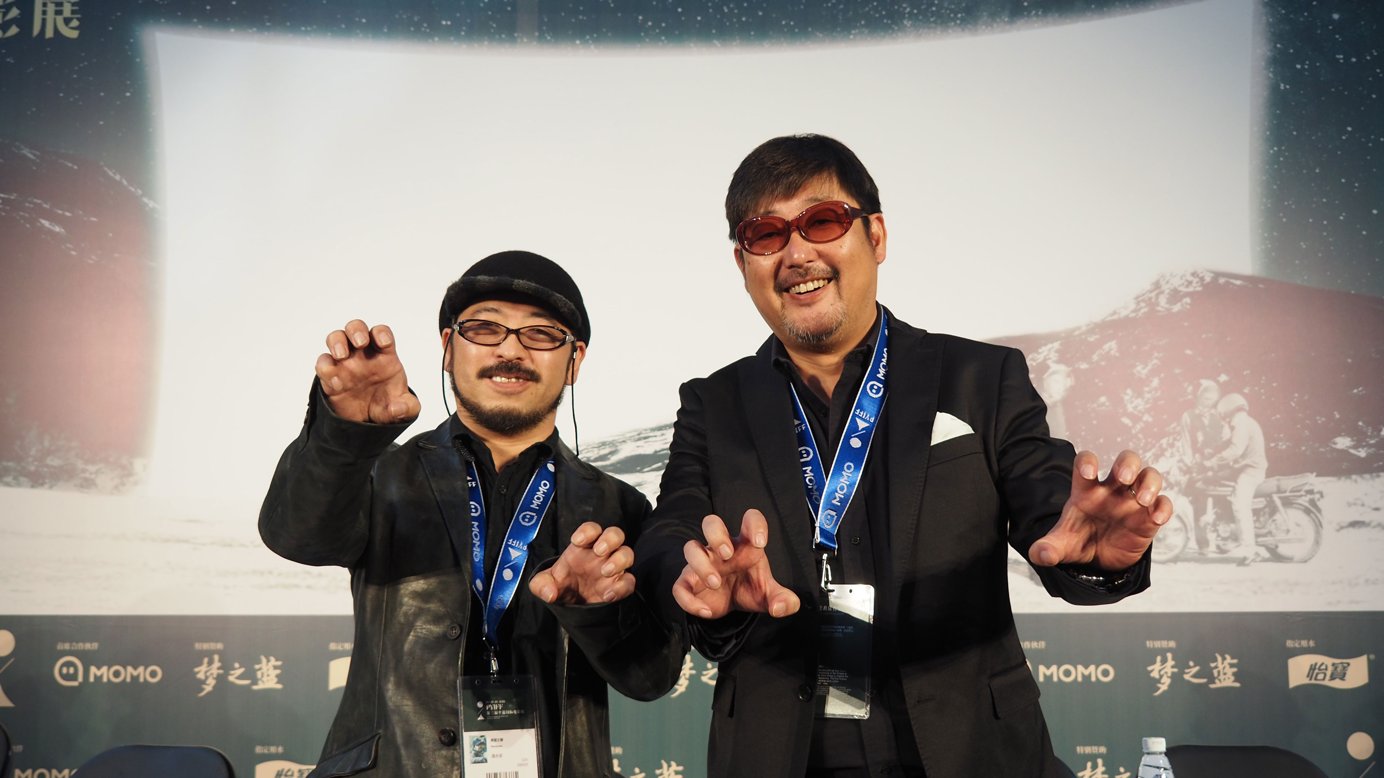 犬鳴ポーズでニッコリの清水崇監督(左)と紀伊宗之企画プロデューサー(右)