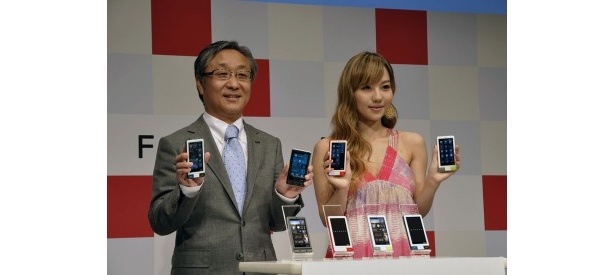 写真左は甘田純一、KDDI株式会社　コンシューマ関西支社長