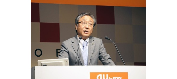 この夏の新商品ラインナップについて説明する甘田純一、KDDI株式会社　コンシューマ関西支社長