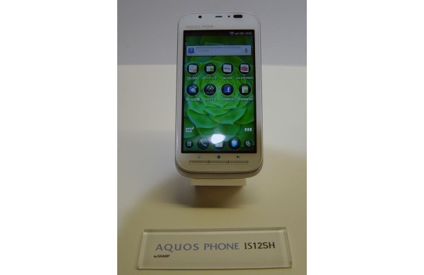 「AQUOS PHONE IS12SH」は、リアルな3Dが体験できるツインカメラ搭載の3D対応。4.2インチ大画面もウリ