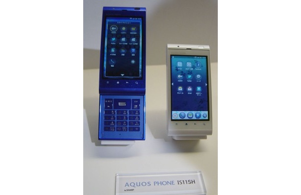 「AQUOS PHONE IS11SH」はテンキーがあるので、タッチパネルと使い分けられるガラケーとスマホのよさを合わせたミックス型