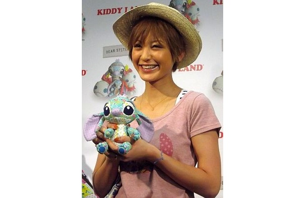 “弱々しいスティッチ”にメロメロ!? 西山茉希が「Dear Stitch」をPR！