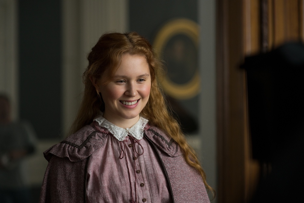 心優しい三女・ベスを演じるのはエリザ・スカンレン