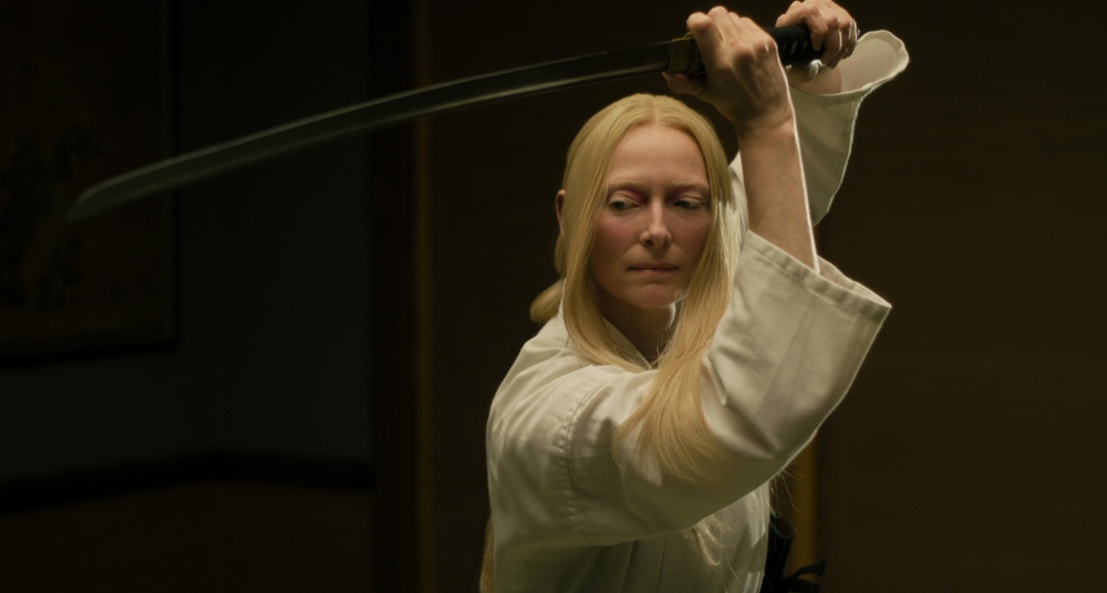 ティルダ・スウィントンらビッグネームたちがクセ強すぎのキャラクターを怪演!