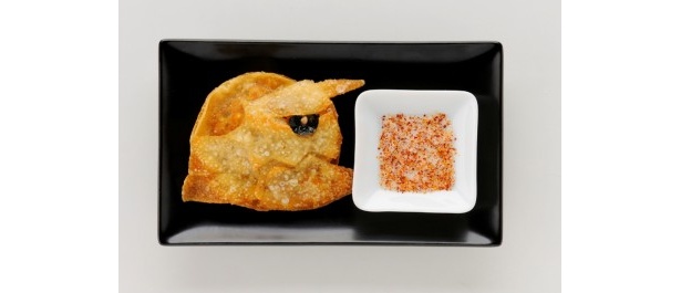 こちらはアルフォンスをモチーフにした「サクサク！アルフォンス餃子」(630円/赤坂ちびすけ)