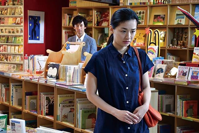 主演映画の音楽を担当するのは非常に難しく、自分の演技を見ながら2、3回はくじけたという山崎