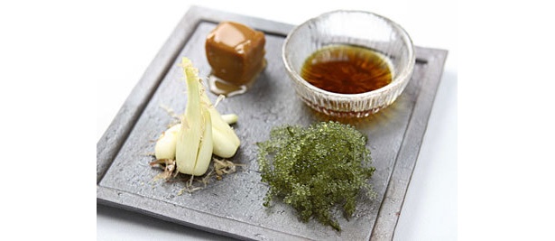 海ぶどう、島らっきょう、豆腐ようを少しずつ盛り合わせた沖縄前菜３点盛り合わせ（890円）
