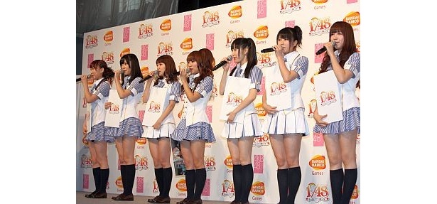 記者会見に登場したAKBのメンバー
