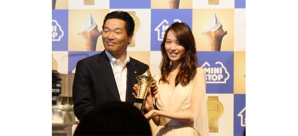 戸田恵梨香さんも「バイトしたい｣!?　ミニストップのソフトクリームがモンド受賞