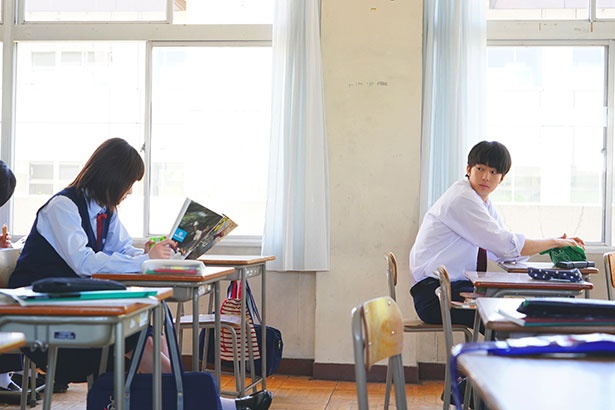鼻血を出したり、ナイフで鉛筆を削ったり、時折見せる小寺の意外な一面に近藤は思わず釘付け