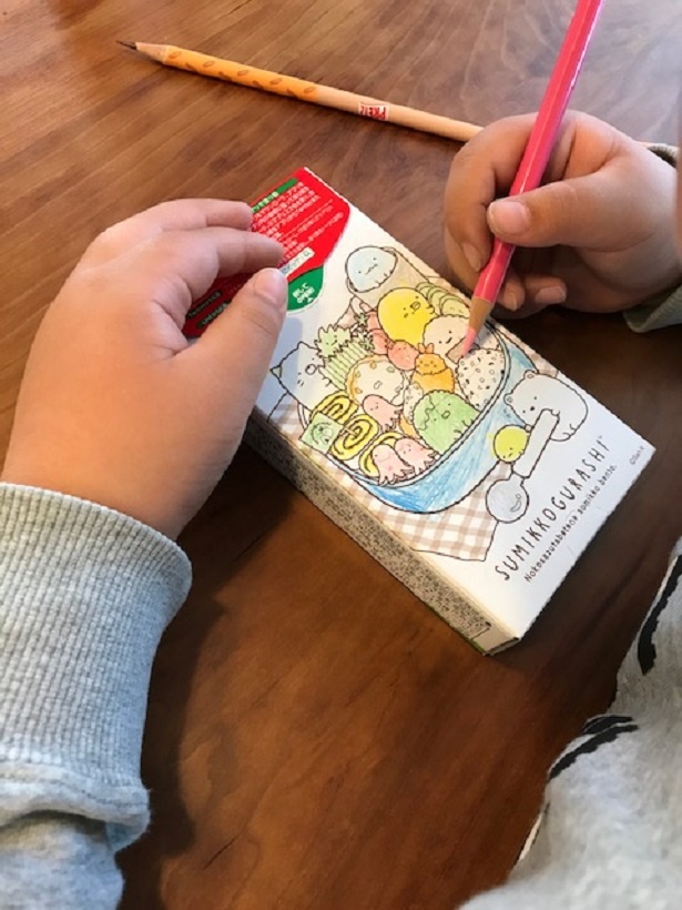 真剣に塗り絵を楽しむ息子。静かに集中すると、リラックスできます!