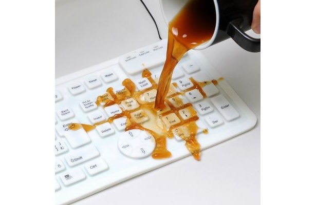 【画像はこちら】お茶やコーヒーをこぼしても大丈夫！