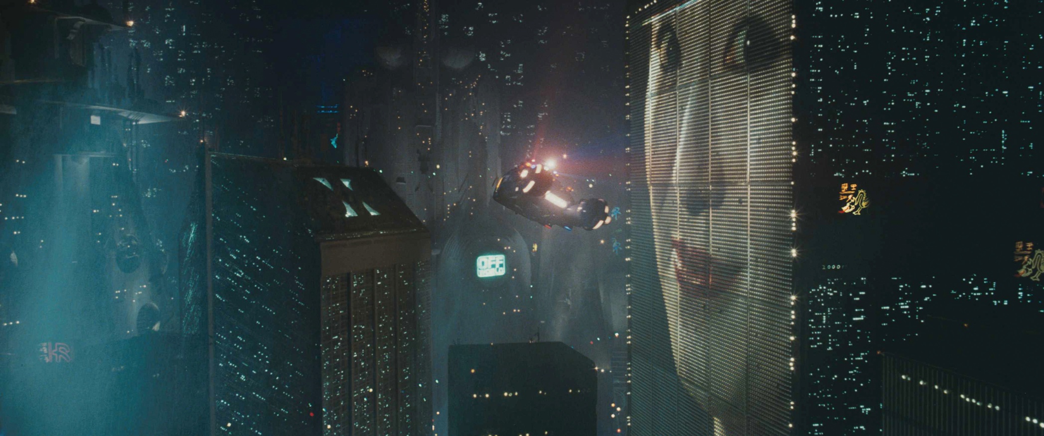 『ブレードランナー』(82) 酸性雨が降る薄汚れた2019年の街で妖しく光る日本語のネオンは、ハイテクで世界を席巻するアジアへの恐れの視覚化か