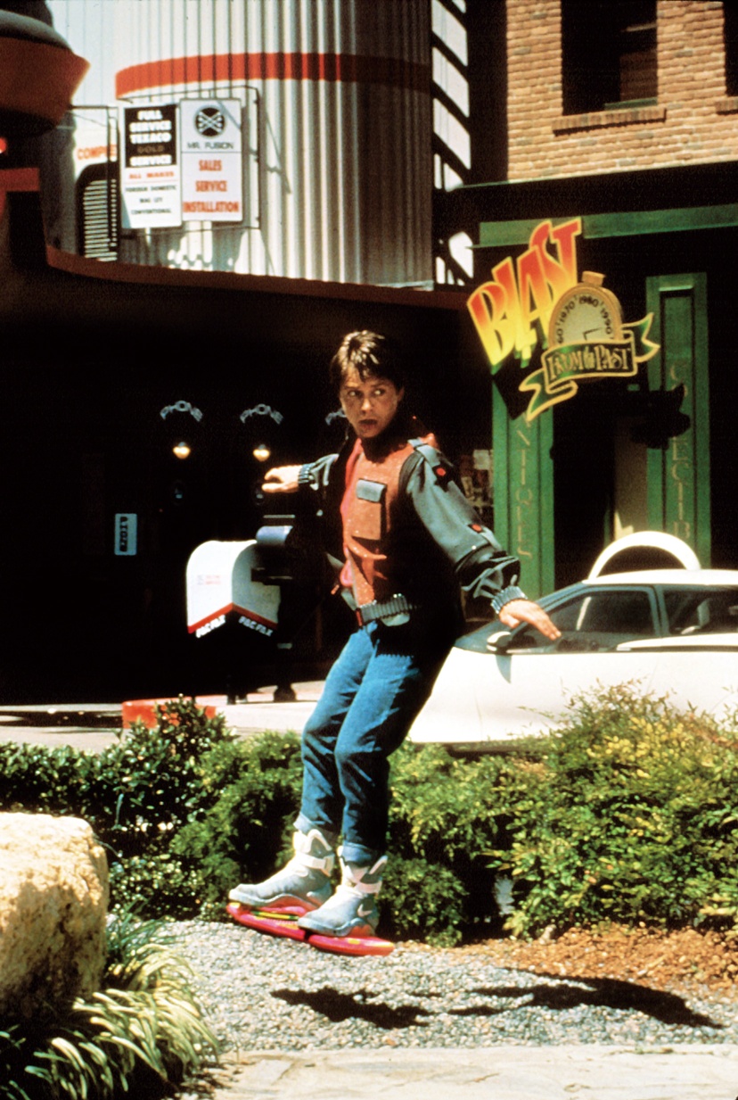 『バック・トゥ・ ザ・フューチャー PART 2』(89) 主人公を驚かす2 015年のアイテム。飛び出す『ジョーズ19』広告、宙に浮くホバーボード、自動でひもが締まるスニーカーと、どれもポップ!