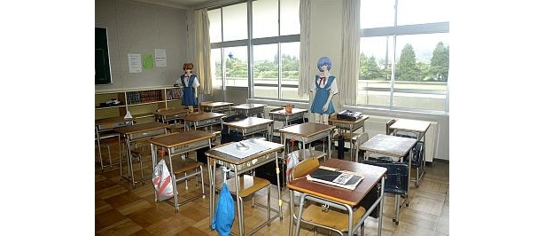 シンジの学校や教室の再現も 箱根で エヴァ イベント開催 ウォーカープラス