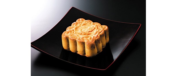 「重慶(じゅうけい)飯店」月餅(げっぺい)801 （1個）各日限定50個／徳島産の高級砂糖、阿波(あわ)和三盆(わさんぼん)糖を使い、まろやかで上品な甘さ。ほかにも杏仁豆腐(あんにんどうふ)やマンゴープリンなど、店舗で人気のスイーツも