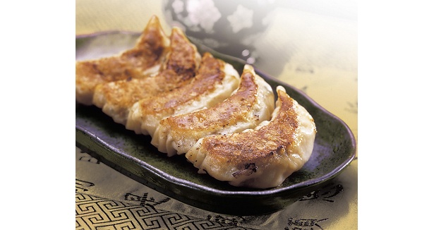 「康華楼(こうかろう)」焼き餃子945 （8個入）各日限定50食／白老の自然の中で育った、うま味たっぷりの豚肉を使ったコラボ商品。モチモチとした皮に、ジューシーなタネがたっぷり!　上海(シャンハイ)風の餃子は日本人にもなじみやすい味付けだ