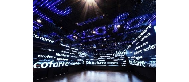 360度に配置されたLEDモニターに、ニコ動ユーザーの「コメント」を踊らせることも可能！ライブハウス『ニコファーレ』内部