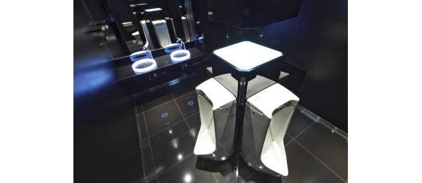 なぜか向かい合う形式の男子トイレについて、ドワンゴ取締役の夏野剛氏は「ぜひここで男同士交流を図ってください(笑)」