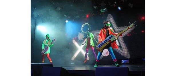 【写真】LEDモニターを駆使したライブパフォーマンス