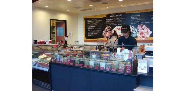 店内は28席、テラスは12席ある