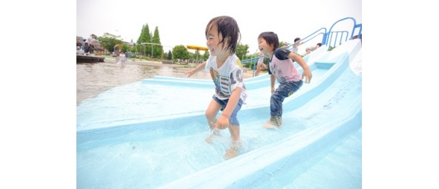 とだがわこどもランドのじゃぶじゃぶ池にあるきりふき山には、柔らかなウレタン製の滑り台が付いている。