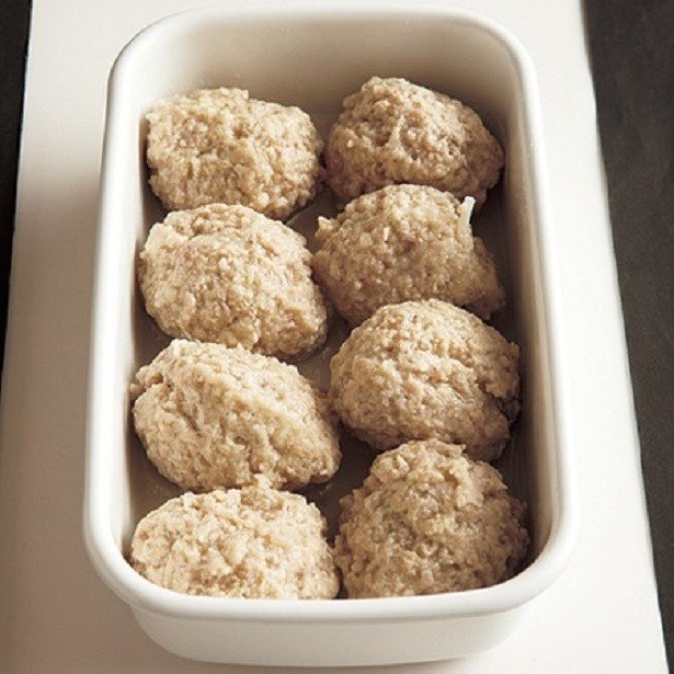 やわらか肉だんごは、ゆで汁ごとスープにしたり、さらに味をからめたり、アレンジ自在です