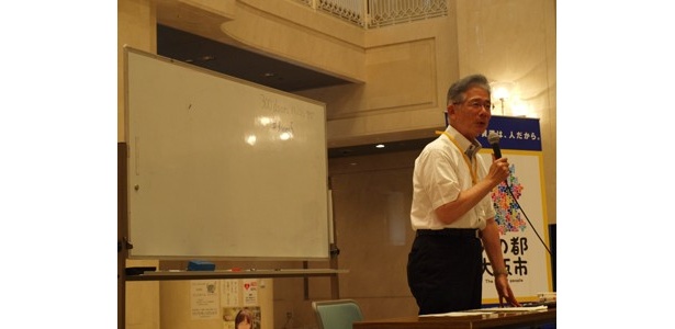 「話しながら考える、考えながら話したい」と語った