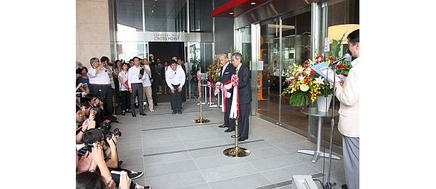 原田泳幸社長(左)と森ビル代表取締役社長・辻真吾氏によるテープカット