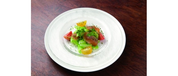 Salon Restaurant Anquia（サロン レストラン アンキア）の、郡上産川鱒の燻製サラダ（700円）
