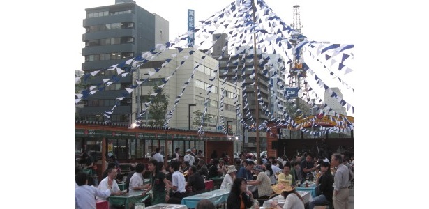 創成川公園の狸ニ条広場では小樽ビールビアガーデンも開催されている