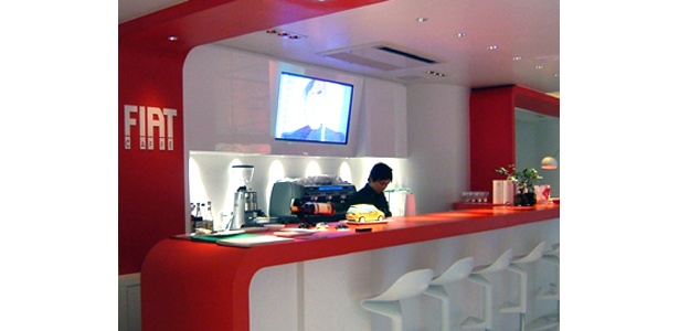 2階のカフェは赤と白のコントラストがオシャレな空間