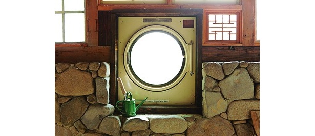窓に埋め込んだ乾燥機の扉がユニークだ