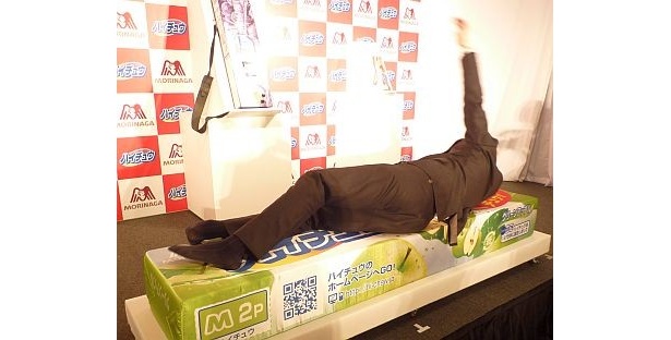 【画像を見る】渋谷すばるさんが「最高です！」と絶賛した特製巨大ハイチュウベッド