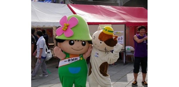 港北区キャラクター「ミズキー」（写真左）など、地元ゆるキャラも集合