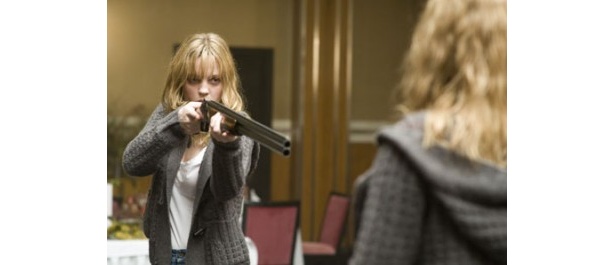 銃を向けた相手は自分? 悪夢のような世界から彼女は脱出できるのか