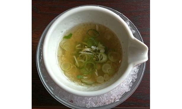 敷き詰めた氷が見た目にも涼しい