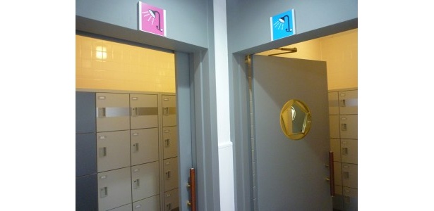 ロッカールームのシャワーは女性3つ、男性2つ