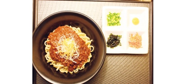 味噌まぶし麺　絶妙ブレンドの豆味噌 味醤青年部から提供された各蔵元の豆味噌をブレンドし、キムチやコチュジャン、豆板醤、豚ミンチ、唐辛子などを混ぜて、火を通して味を調整。