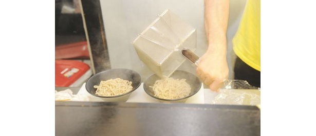 ●初動調査（太麺）ー今回八双が選んだ麺は、まぜそば専用の極太麺。味噌の濃厚な味に負けないボリューム感でベストチョイス。3種類のスタイルどれでも存在感がある。