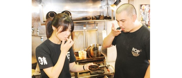 ●初動調査（味見） ー味醤青年部から持ち込まれた溜をテイスティングし、味の分析。晴レル屋の客が求める味に仕立てていくか頭を悩ませる。
