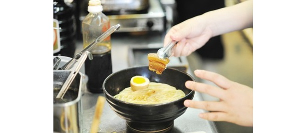 ●証拠保全（改良）ー トッピングでもうひとアクセント。味付け卵に加えてのせるのは、このメニュー専用に仕込んだ豚の角煮。溜ならではの味を強調する名わき役の誕生だ。