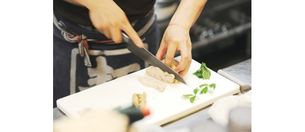 ●証拠保全（トッピング）ー 店主がイメージしたのは吸い物。トッピングにはミツバにメンマ、そしてこのメニュー専用に仕込んだ鶏モモのチャーシューをのせて完成だ。 