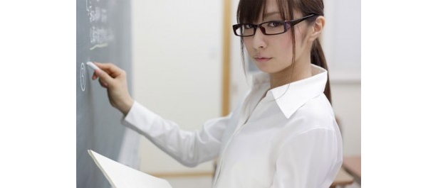 【写真をもっと見る】女教師やメイドなど、シチュエーションにこだわった写真も満載！
