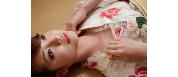 胸元がちょっとセクシー!?