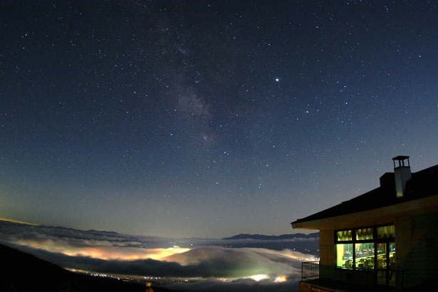 都会では見られないような鮮明な星空が広がる
