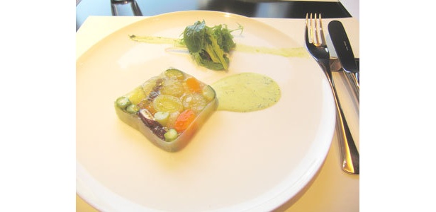 おいしかった！「野菜のテリーヌ、ディル風味の軽いソース」（1365円）