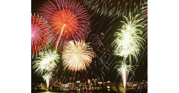 「がんばろう！日本」2011びわ湖大花火大会では、日本の四季をイメージした花火が打ち上げられる