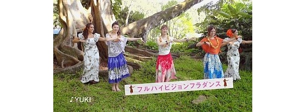 フラダンスで夏らしい雰囲気