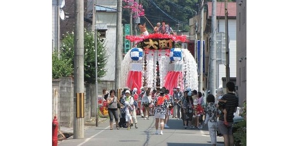 【写真】陸前高田市の伝統的な祭り、うごく七夕まつり。七夕の飾りつけをした山車で市内を練り歩くのがならわし(写真は昨年の模様)